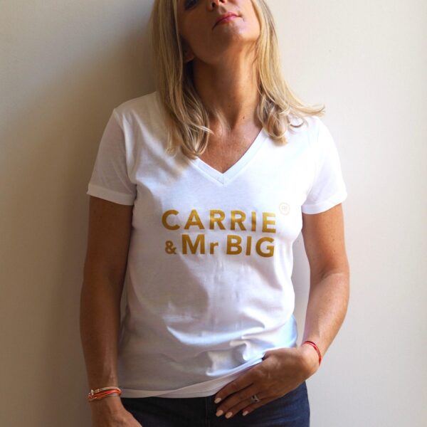 T-Shirt Col V CARRIE & MR.BIG Blanc / Gold