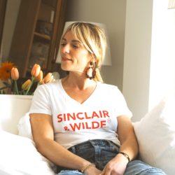 T-Shirt Col V SINCLAIR & WILDE  Blanc / Rouge