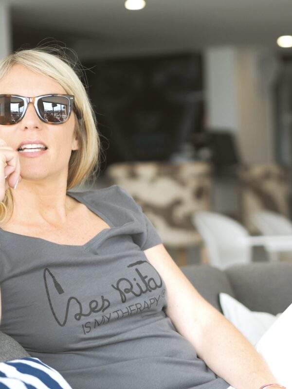 T-Shirt Col V - Les RITA is my therapy - Anthracite / Black