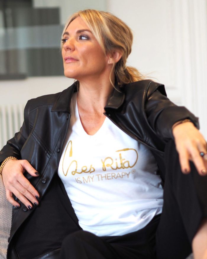 T-Shirt Col V LES RITA is my therapy Blanc / Gold Glitter