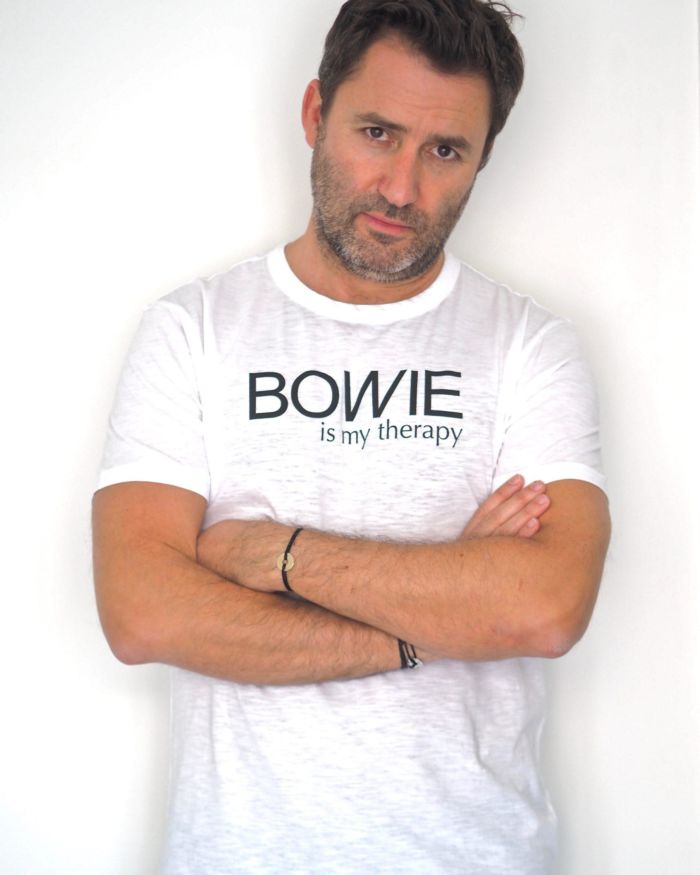 T-Shirt Col ouvert “Flammé” BOWIE is my therapy – Blanc / Black