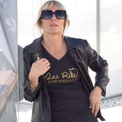 T-Shirt Col V LES RITA is my therapy Black / Gold Glitter