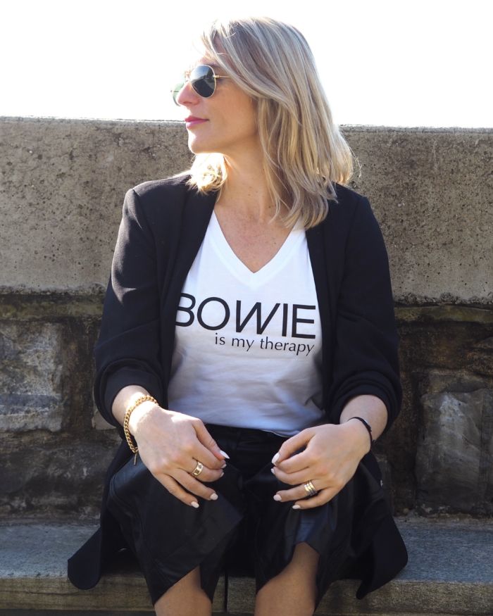 T-Shirt Col V  BOWIE is my therapy  Blanc / Black