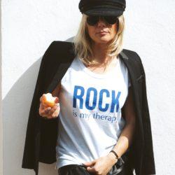 T-Shirt « flammé » ROCK is my therapy Blanc / Bleu Klein