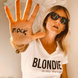 T-Shirt Col V  BLONDIE is my therapy  Blanc / Black