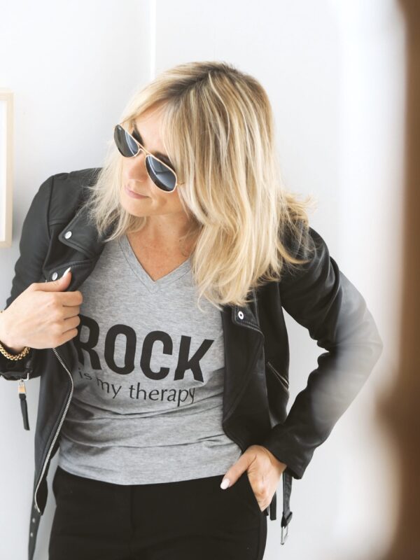 T-Shirt Col V ROCK is my therapy Gris chiné / Black