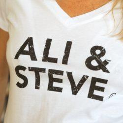 T-Shirt Col V  ALI & STEVE Blanc / Black