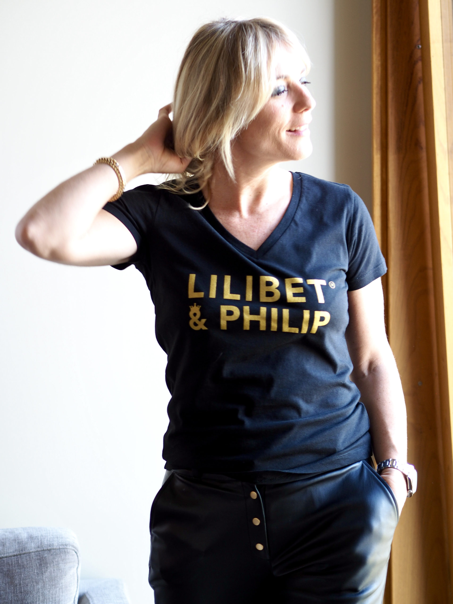 T-Shirt Col V  Black / Gold LILIBET & PHILIP