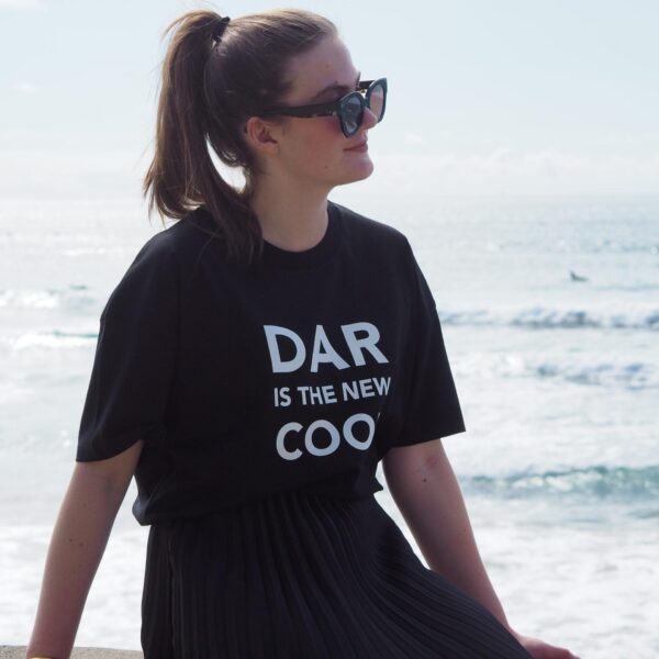 T-Shirt "Oversize" Black / White DAR is the new COOL