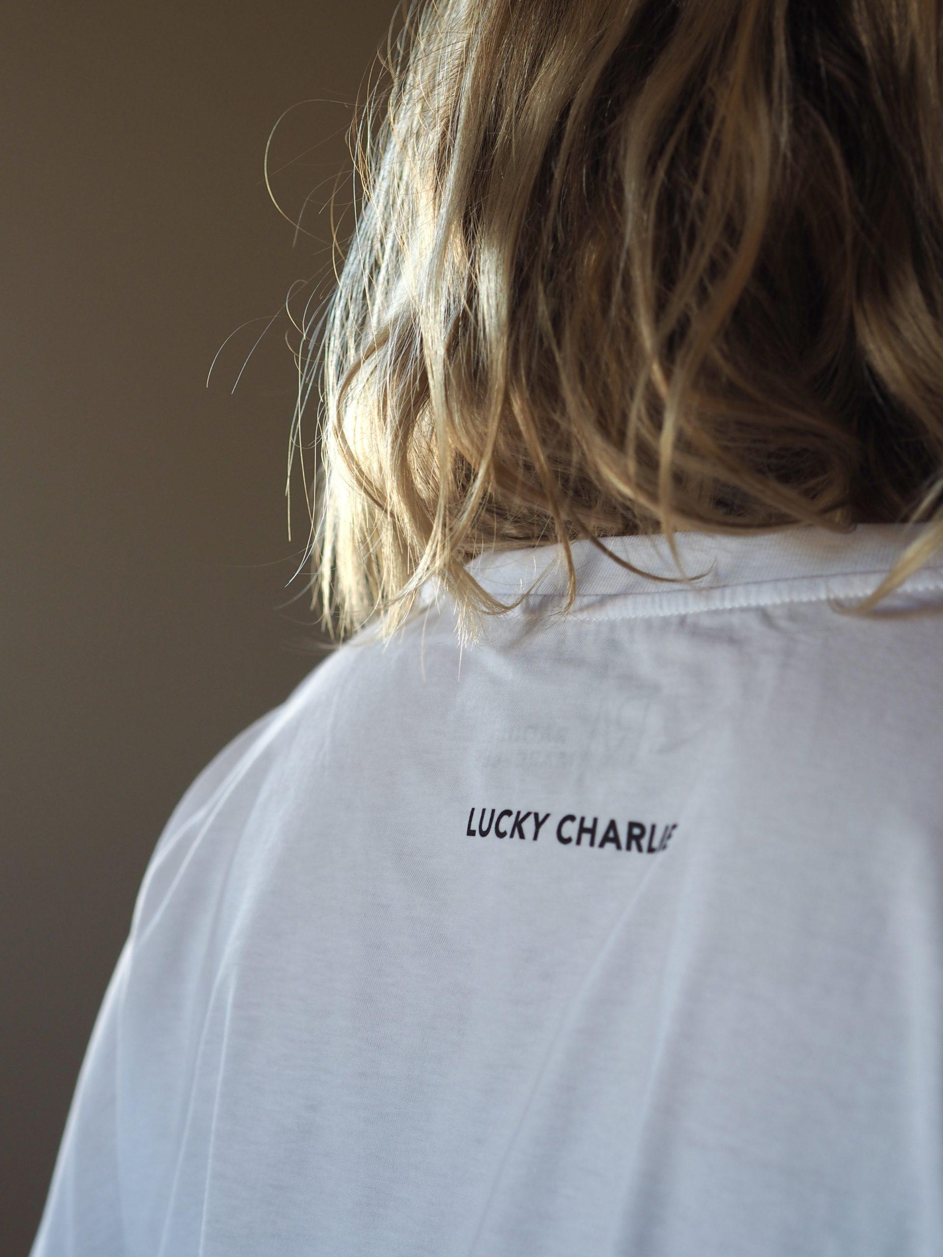 T-Shirt Col V Lucky CHARLIE Blanc / Black