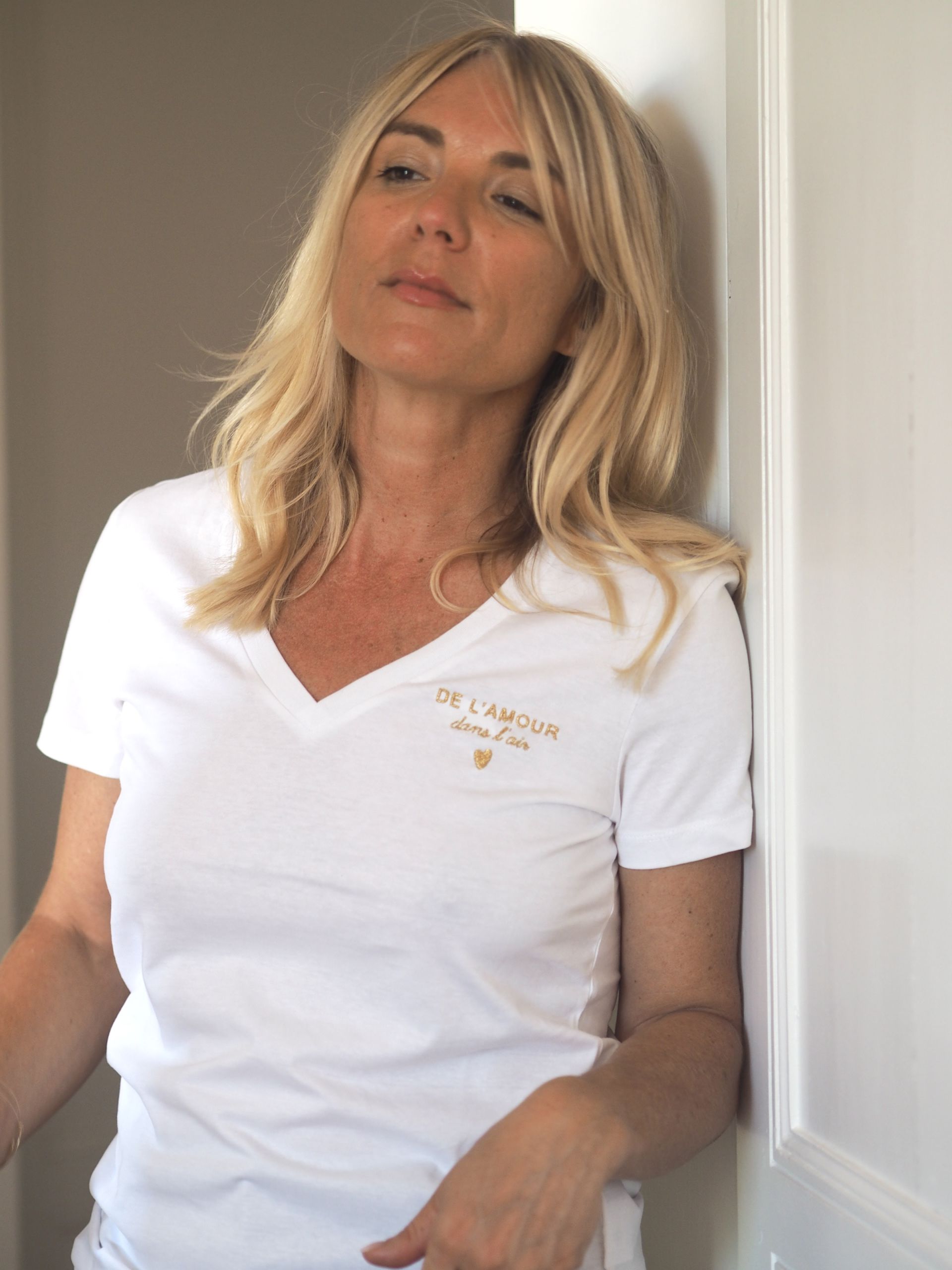 T-Shirt Col V  DE L’AMOUR dans l’air Blanc / Broderie gold