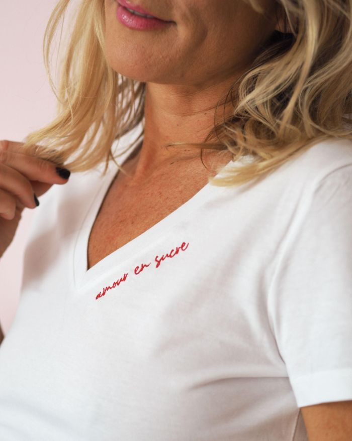 T-Shirt Col V AMOUR EN SUCRE White / Broderie Rouge