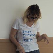 T-Shirt Col V  BAISER FRANÇAIS   Blanc / Bleu